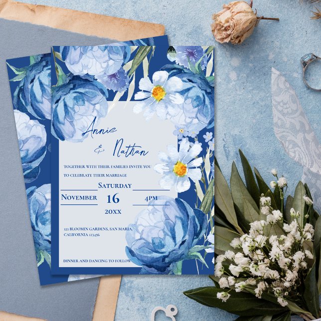 Invitación Bonito de moda Flores Azules Boda floral de moda (Chic Pretty Blue Flowers Trendy Floral Wedding Invitation)