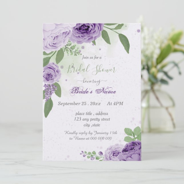 Invitación Bonito flores púrpuras hojas verdes ducha de novia (Anverso de pie)