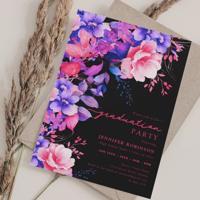 Invitación Bonito Moda Purple Garden Graduación Floral Negro (Pretty Chic Purple Garden Floral Graduation Black Invitation)