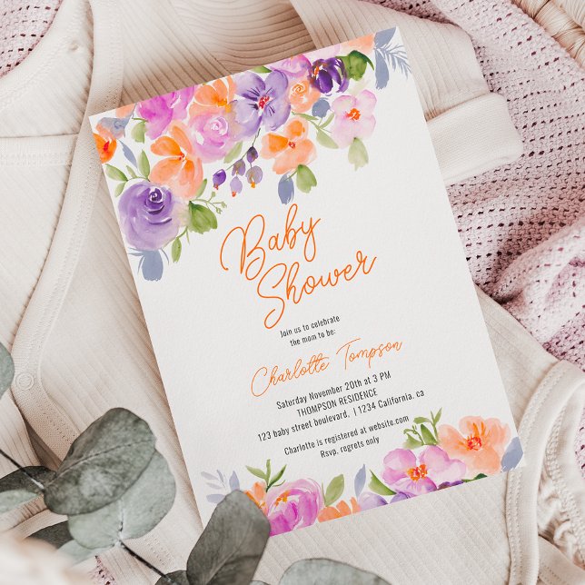 Invitación Bonito naranja morado guión floral ducha bebé (Pretty purple orange floral script baby shower invitation)