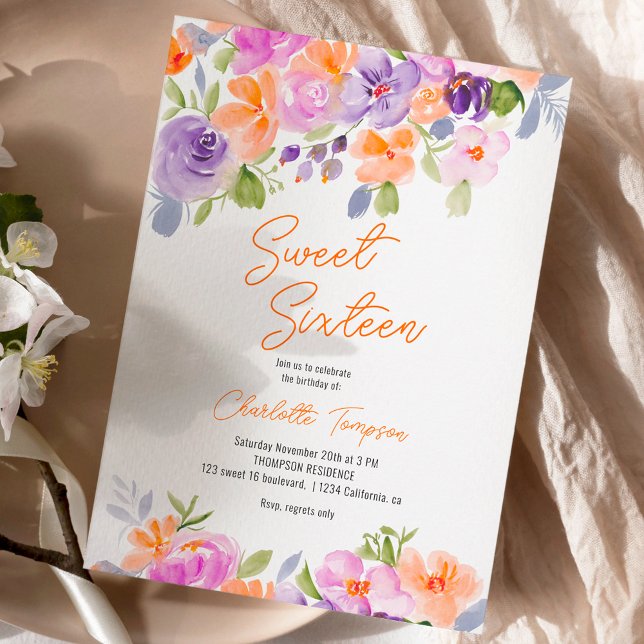Invitación Bonito naranja púrpura escritura floral dulce 16 (Pretty purple orange floral script sweet 16 invitation)