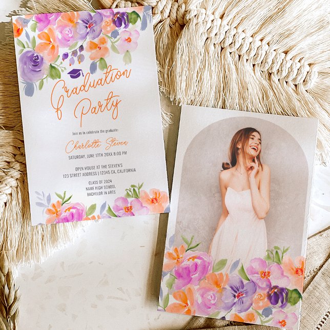 Invitación Bonito naranja púrpura graduación de escritura flo (Pretty purple orange floral script graduation invitation)