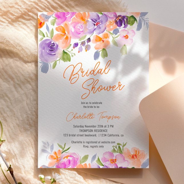 Invitación Bonito naranja púrpura guión floral ducha de novia (Pretty purple orange floral script bridal shower invitation)