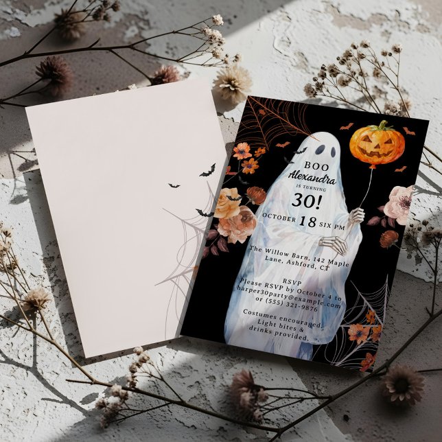 Invitación Boo, tengo 30 años de Fantasma Floral de Halloween (Boo I'm 30 Halloween Spooky Floral Ghost Birthday Invitation)