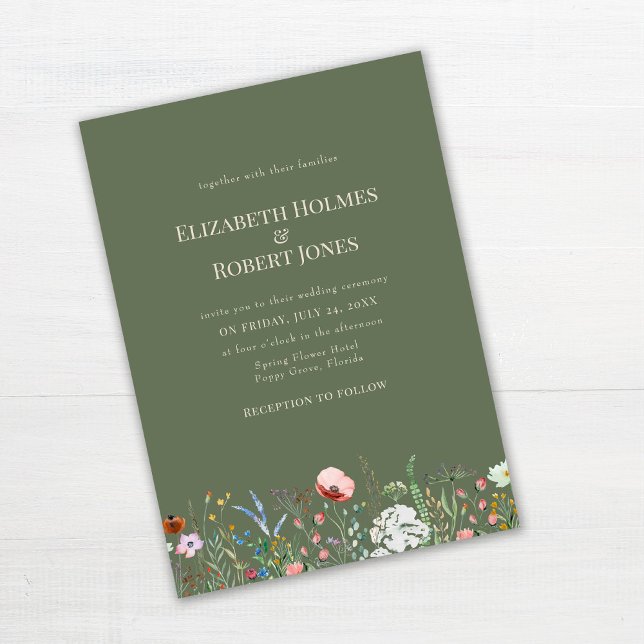 Invitación Borde de boda de prado de flores silvestres verde  (Sage Green Boho Wildflower Wedding Invitation on white wooden table.)
