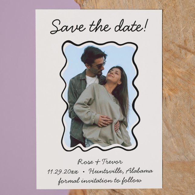Invitación Borde dibujado a mano ondulada Guardar la foto de  (quirky and whimsical hand drawn photo save the date with funky wavy frame QR code cream and black)