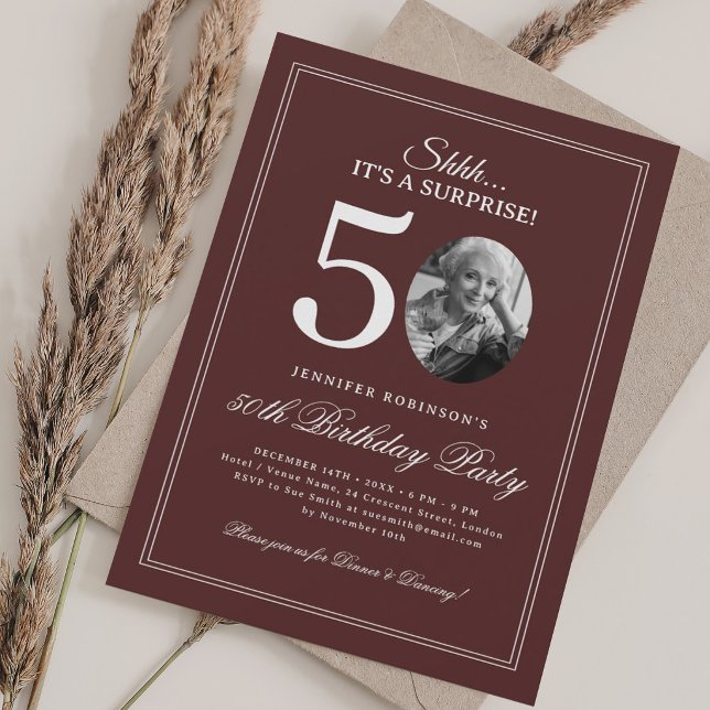 Invitación Borgona | Fiesta de cumpleaños sorpresa 50 (Burgundy | Surprise 50th Birthday Party Invitation)