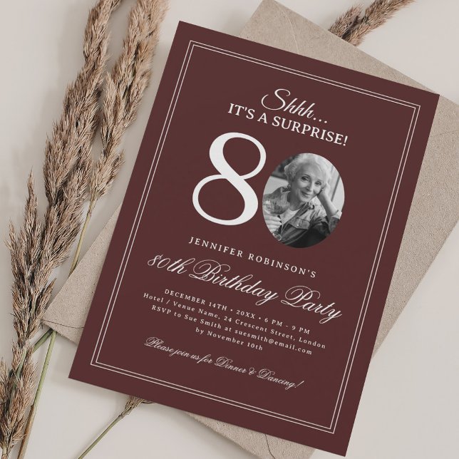 Invitación Borgoña | Fiesta sorpresa de cumpleaños 80 (Burgundy | Surprise 80th Birthday Party Invitation)