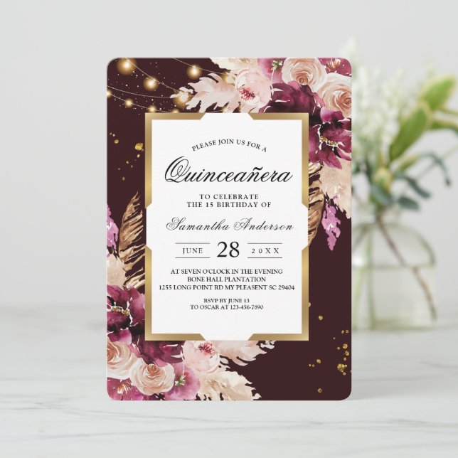 Invitación Borgoña Rubor Floral rosa y marco dorado y luces (Anverso de pie)
