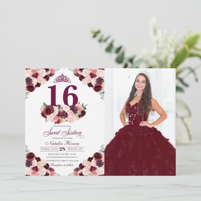 Invitación Borgoña Rubor Pink Floral Sweet 16 Birthday Photo (Anverso de pie)