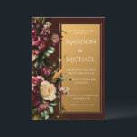 Invitación Borgoña y Boda moderno con flores de oro<br><div class="desc">Para crear esta moderna invitación a la boda se utilizó un bonito ramo de flores de color burdeos y crema mezcladas con verdes y limítrofes de fuentes modernas, todo de blanco sobre un fondo burdeos y elegante. Entrada de oro falso con área de boda. Perfecto para cualquier boda de temporada....</div>