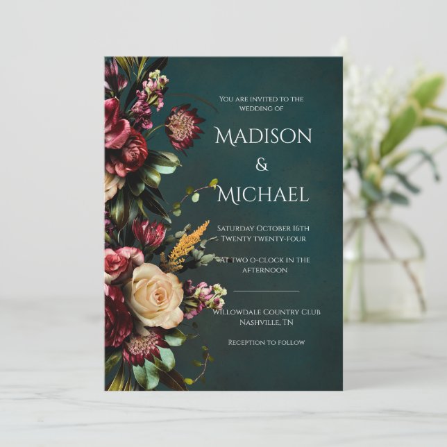 Invitación Borgoña y floral verde Boda moderno (Anverso de pie)