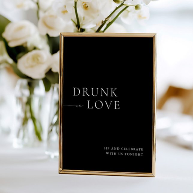 Invitación Borracho blanco moderno en el Rótulo bar Boda de a (Modern White Drunk in Love Wedding Bar Sign)