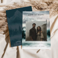 Bosque de pinos de niebla montañosa salva foto de