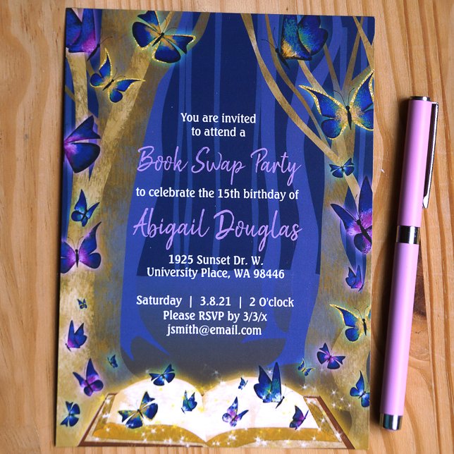 Invitación Bosque Mágico con Destellos Púrpura, Azul y Dorado (Blue and purple enchanted forest book swap birthday party, magical book and butterflies)
