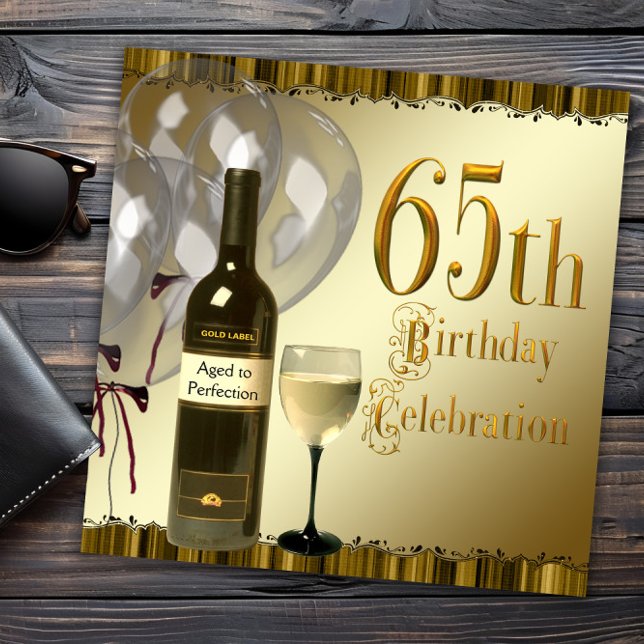 Invitación Botella de vidrio de vino Black Gold Fiesta de cum (Black and gold 65th birthday invitation. Need a different number? Send us a message.)