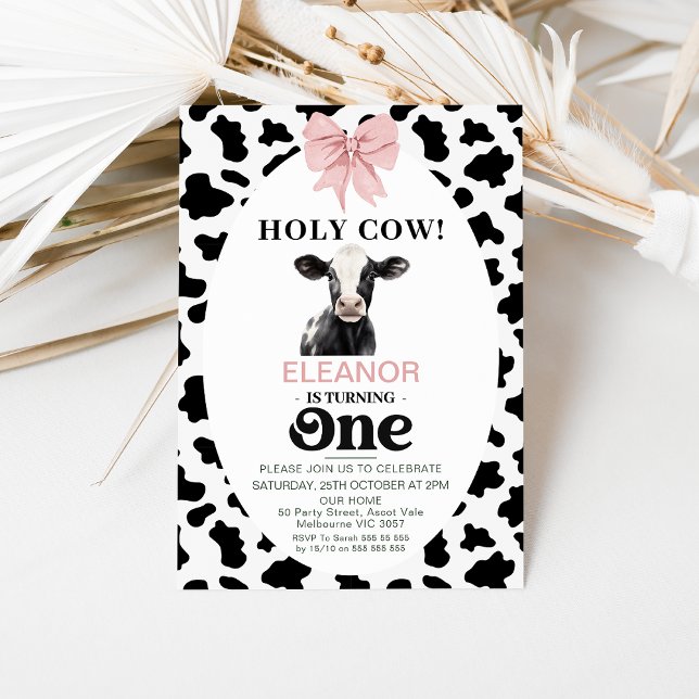 Invitación Bow Black Cow Imprime Holy Cow Primer Cumpleaños (Holy Cow 1st Birthday Invitation Template, Black White Cow Print, Cow Themed 1st Birthday Invitation)