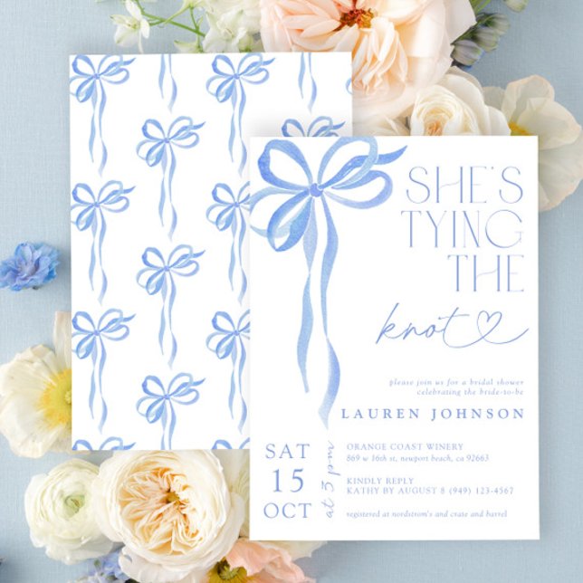Invitación Bow, está atando la ducha azul nupcial (Easily personlize this sweet bridal shower invite for the perfect celebration of the bride-to-be!)