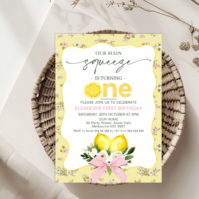 Invitación Bow Lemon Rosado Nuestro principal apretón Primer  (Our Main Squeeze 1st Birthday Invitation Template, Lemon Themed 1st Birthday Invitation Girl Bow)