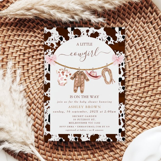 Invitación Bow Pink Clothesline Cow Print Cowgirl Baby Shower (Cowgirl Baby Shower Invitation Template, Modern Arch Cow Print Cowboy Baby Shower Invitation, )