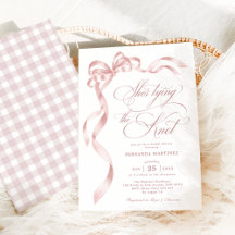 Bow rosa suave que está atando la ducha nupcial