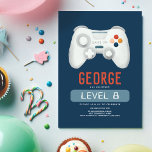 Invitación Boys Guay Blue Video Game Kids Cumpleaños<br><div class="desc">Este diseño de invitación de ocho años moderno y genial para niños presenta un diseño de juego, con un controlador de juegos, trofeo, auriculares y estrellas, con un fondo azul oscuro, y puede ser personalizado con los nombres de los padres y otros detalles necesarios para su fiesta. Se establece como...</div>