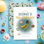 Invitación Boys Guay Superhero Comic Book Kids Cumpleaños<br><div class="desc">Esta fresca y moderna invitación de cumpleaños a los niños con temática de superhéroes presenta un diseño de personalizado negro sobre el azul, con un superhéroe, un perro de súper acción, sonidos de historietas, tornillos de iluminación y estrellas, con un patrón coincidente en la parte posterior. La invitación puede ser...</div>