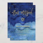 Invitación Brillante bar de oro azul y falso Mitzvah<br><div class="desc">Estas invitaciones coloridas y modernas del Bar Mitzvah presentan un fondo de color azul oscuro con un guión falso manuscrito dorado,  Star of David,  y acentos.</div>