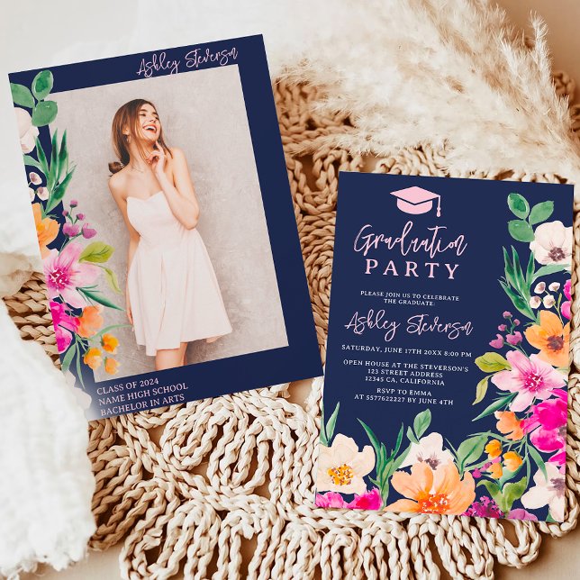 Invitación Brillante graduación de la foto del guión de flore (Bright wild flowers script photo graduation invitation on navy blue)