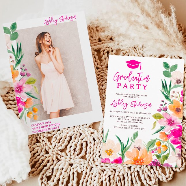 Invitación Brillante graduación de la foto del guión de flore (Bright wild flowers script photo graduation invitation on white)