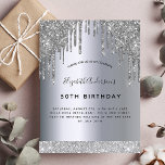 Invitación brillante purpurina de plata de fiesta<br><div class="desc">Una invitación moderna, elegante y glamurosa para una fiesta de cumpleaños número 50 (o cualquier edad) de una mujer. Un falso fondo metálico plateado con un falso goteo de purpurina plateado, pinta goteo. El nombre está escrito con un guión moderno de estilo con letras de color negro. Personalice y agregue...</div>