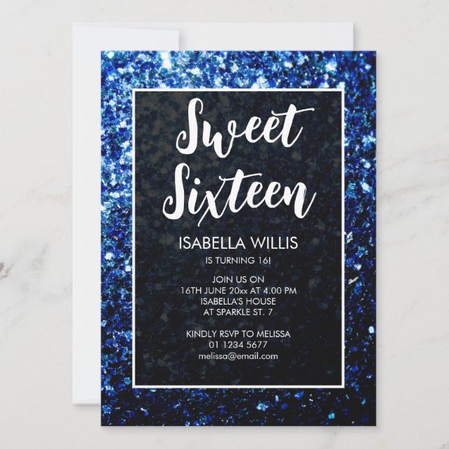 Invitación Brillos azules oscuros Sweet 16 guión elegante (Anverso)