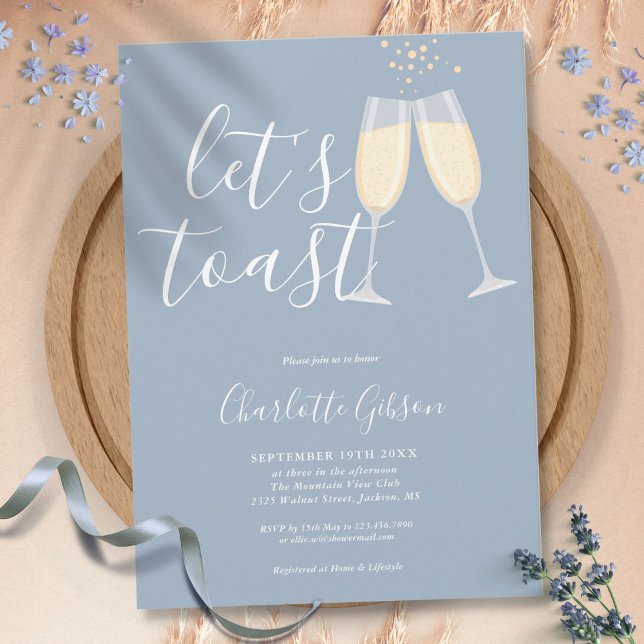 Invitación Brindemos el guión de la ducha de novia azul turbi (Let's Toast Script Bridal Shower Dusty Blue Invitation)