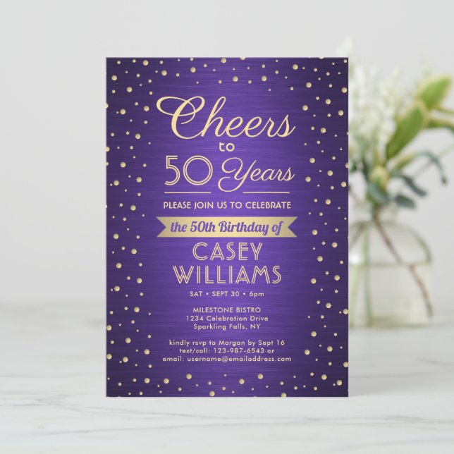 Invitación Brindis de cumpleaños con confeti morado y dorado  (Anverso de pie)