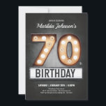 Invitación Broadway Marquee 70th Birthday Vintage Personaliza<br><div class="desc">Invitación de Personalizado a la diversión de la Viñeta de Broadway Marquee 70th Birthday. Un diseño de invitación de cumpleaños que es divertido y teatral con el tema de la seña marquesa vintage de texto que agrega elegancia y drama! ¡Ideal para una película, una emisión o una celebración de cumpleaños...</div>