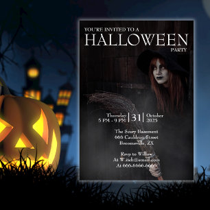 Invitación Bruja de Halloween Moderna Escoba Gótica Granero O