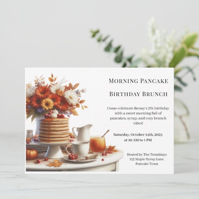 Invitación Brunch matutino de cumpleaños de Pancake | Cozy We (Anverso de pie)