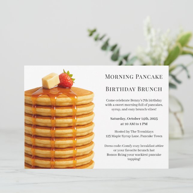 Invitación Brunch matutino de cumpleaños de Pancake | Cozy We (Anverso de pie)
