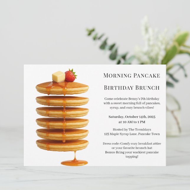 Invitación Brunch matutino de cumpleaños de Pancake | Cozy We (Anverso de pie)