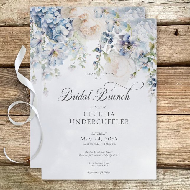Invitación Brunch nupcial moderno con flores azules y blancas (Blue & White Floral Modern Bridal Brunch Invitation)