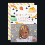 Invitación Brunch Pancake PJ Watercolor Kids Foto Cumpleaños<br><div class="desc">Esta tierna invitación a los niños para que se levanten y brillen por su cumpleaños tiene un fondo blanco rodeado de crepes, fresas, arándanos, salchichas y una taza de café con acuarela. El reverso presenta un fondo blanco con rayas diagonales rosadas y amarillas. Personalízalo para tus necesidades. Pueden encontrar más...</div>