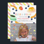 Invitación Brunch Pancake PJ Watercolor Kids Foto Cumpleaños<br><div class="desc">Esta tierna invitación a los niños para que se levanten y brillen por su cumpleaños tiene un fondo blanco rodeado de crepes, fresas, arándanos, salchichas y una taza de café con acuarela. El reverso presenta un fondo blanco con rayas diagonales rosadas y amarillas. Personalízalo para tus necesidades. Pueden encontrar más...</div>