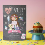 Invitación Brunette Blue Eyes Chalkboard Vet Birthday Party<br><div class="desc">Brunette Blue Eyes Chalkboard Chica Vet Birthday Party - El gato definitivamente está fuera de la bolsa en este. La invitación de este chica para el cumpleaños de veterinaria es la medicina correcta para darle a tu pequeña la celebración que se merece. Presentando a una joven veterana ocupada rodeada de...</div>