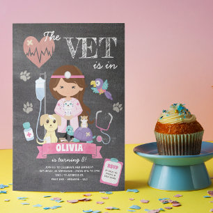 Invitación Brunette Chalkboard Chica Vet Birthday Party