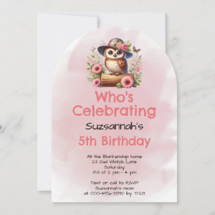 Invitación Búho con sombrero lindo sentado en un tronco con f