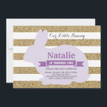 Invitación Bunny Birthday Chica Easter Egg 1er cumpleaños<br><div class="desc">Invitación de primer cumpleaños de conejo. Chica Pequeña Conejita. Invitación al Día del Huevo de Pascua. Conejo. Huevos de caza. Lilac de lavanda morada. Purpurina de oro y fondo de franjas blancas. 1.ª 2ª 3ª 4ª 6ª 7ª 8ª 10ª 11ª 12ª 13ª 14ª, Cualquier Edad. Digital Imprimible. Para una mayor...</div>