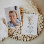 Invitación Bunny First Birthday Photo Invitation Globo rosado<br><div class="desc">Un conejo dulce con una corona floral, sosteniendo un globo rosado, con tu propia foto en la parte de atrás. Puede cambiar el número 1 del globo a cualquier número y editar el resto del texto, o eliminar el número si lo prefiere. También puede cambiar el color del globo en...</div>