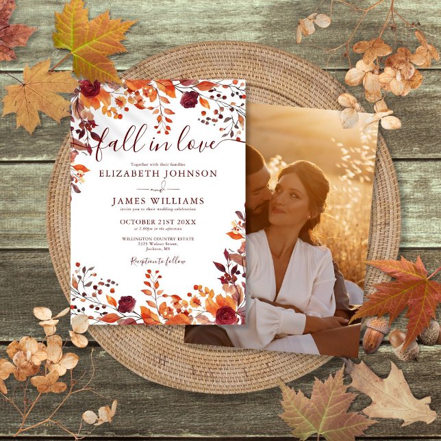 Invitación Burgundy Cae Enamorada Boda de fotos florales de o (Burgundy Fall In Love Autumn Floral Photo Wedding Invitation)