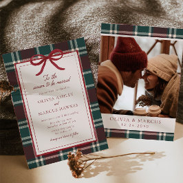 Invitación Burgundy Green Plaid Christmas Bow Wedding