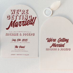 Invitación Burgundy Retro Divertido Arqueado Único Boda